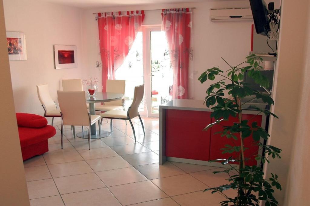 Apartments And Rooms By The Sea Tucepi, Makarska - 6058 エクステリア 写真